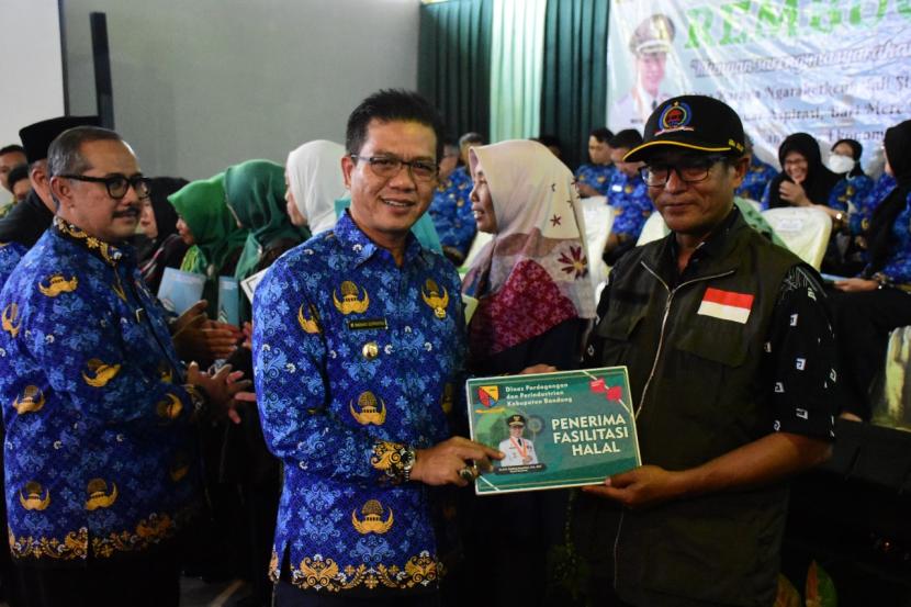 Bupati Bandung Dadang Supriatna melaksanakan kegiatan rutin Rembug Bedas ke-94 di Aula Islamic Centre Desa Cikadut Kecamatan Cimenyan Kabupaten Bandung, Selasa (19/3/2024).