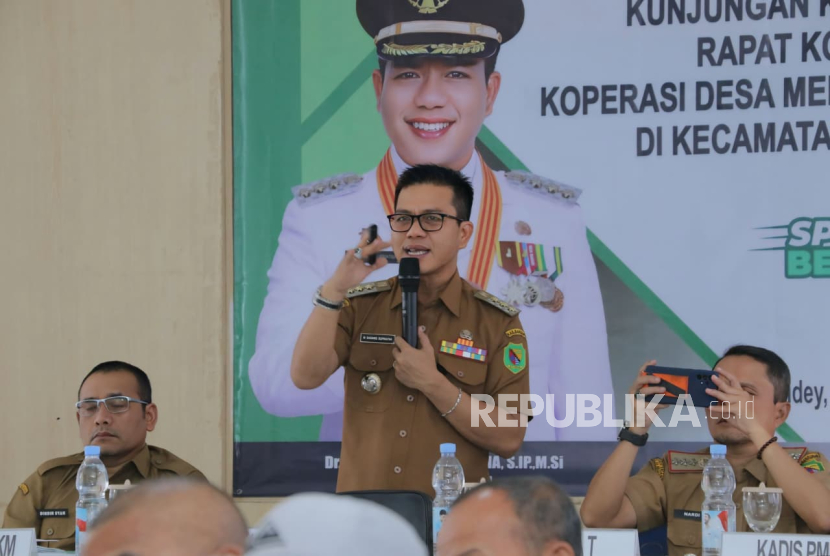 Bupati Bandung Dadang Supriatna melakukan kunjungan ke Koperasi Merah Putih di sejumlah kecamatan dan mendorong agar koperasi memiliki rencana bisnis yang baik. 