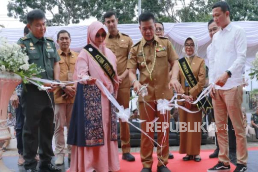 Bupati Bandung Dadang Supriatna melakukan soft launching Pasar Ikan Modern Soreng dan berharap pasar ini mampu memenuhi kebutuhan konsumsi ikan masyarakat.