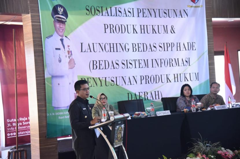 Bupati Bandung Dadang Supriatna meluncurkan aplikasi BEDAS SIPPHADE (Sistem Informasi Penyusunan Produk Hukum Daerah), di Sutan Raja Soreang, Kamis (21/12/2023). 