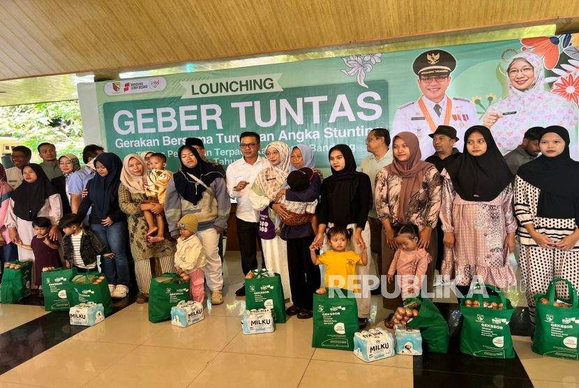 Bupati Bandung Dadang Supriatna meluncurkan Program Gerakan Bersama Turunkan Angka Stunting (Geber Tuntas) dan Gerakan Konsumsi Sayur dan Telur (Gekksor), di Pendopo Kecamatan Soreang, Jumat (28/11/2025).