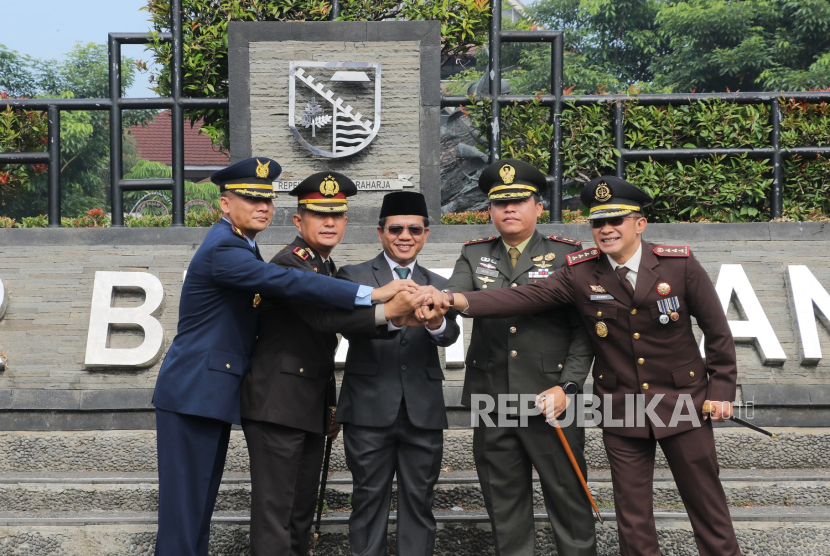 Bupati Bandung Dadang Supriatna memaparkan capaian prorgam 100 hari kerja yang mendapatkan nilai sangat baik dan menegaskan tak akan alergi dengan kritikan yang konstruktif.
