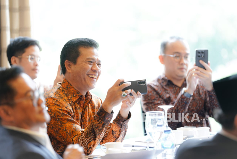 Bupati Bandung Dadang Supriatna membahas peluang kerja sama dengan delegasi China. Ia menyebut Kabupaten Bandung mempunyai sumber daya alam luar biasa karena ada perkebunan teg, kopi, kakao, dan rempah-rempah yang biasa diekspor ke Eropa. 