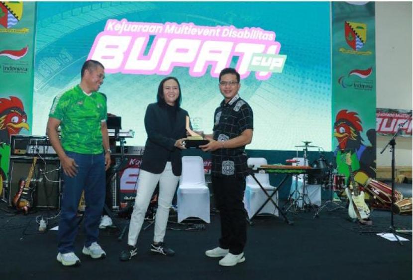 Bupati Bandung Dadang Supriatna membuka Kejuaraan Multievent Disabilitas Bupati Cup 2023 di Indoor Stadion Si Jalak Harupat Kecamatan Kutawaringin Kabupaten Bandung.