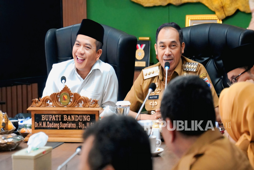Bupati Bandung Dadang Supriatna menerima kunjungan Wali Kota Cimahi Ngatiyana yang membahas mengenai kerja sama dalam mengatasi persoalan banjir dan sampah, Selasa (10/6/2025).