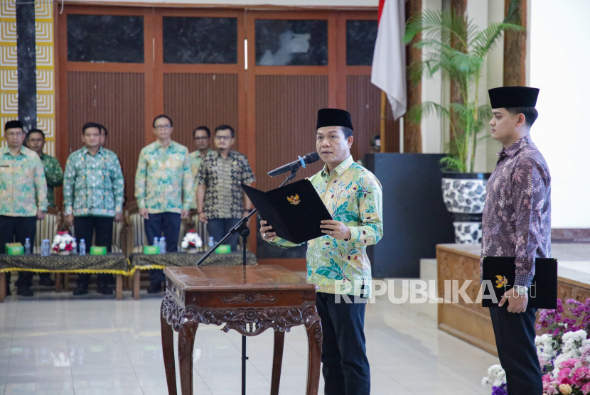 Bupati Bandung Dadang Supriatna mengingatkan ASN Pemkab Bandung agar terus meningkatkan ilmu pengetahuan, tidak sekadar mengandalkan medsos dan AI. 