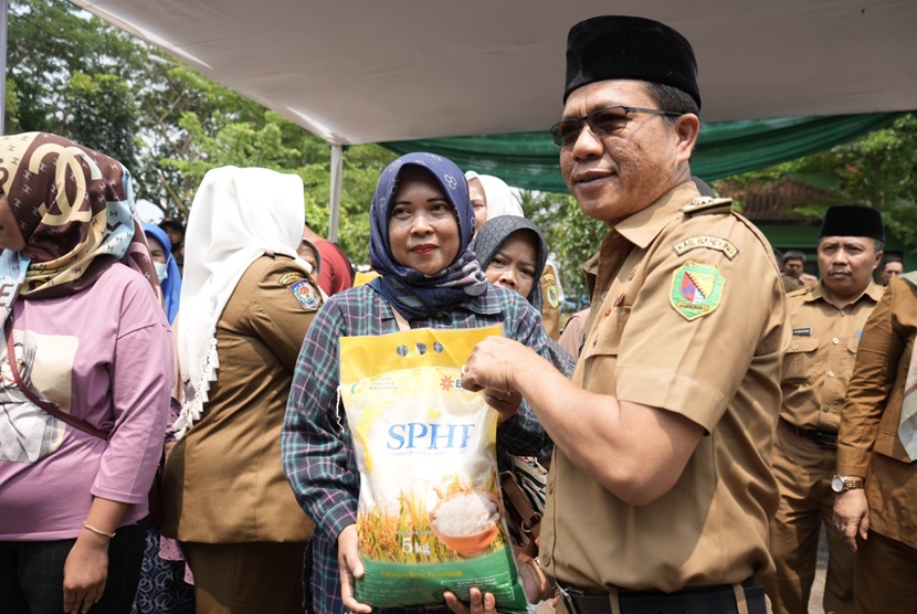 Bupati Bandung, Dadang Supriatna menjamin stok kebutuhan pokok masyarakat (kepokmas) masih tersedia hingga bulan Maret ini.