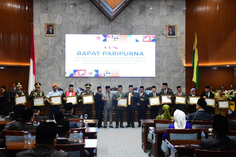 Bupati Bandung Dadang Supriatna, menyampaikan ucapan selamat kepada anggota DPRD Kabupaten Bandung terpilih periode 2024-2029 yang baru saja dilantik pada Senin, 26 Agustus 2024 ini di Gedung DPRD Kabupaten Bandung. 