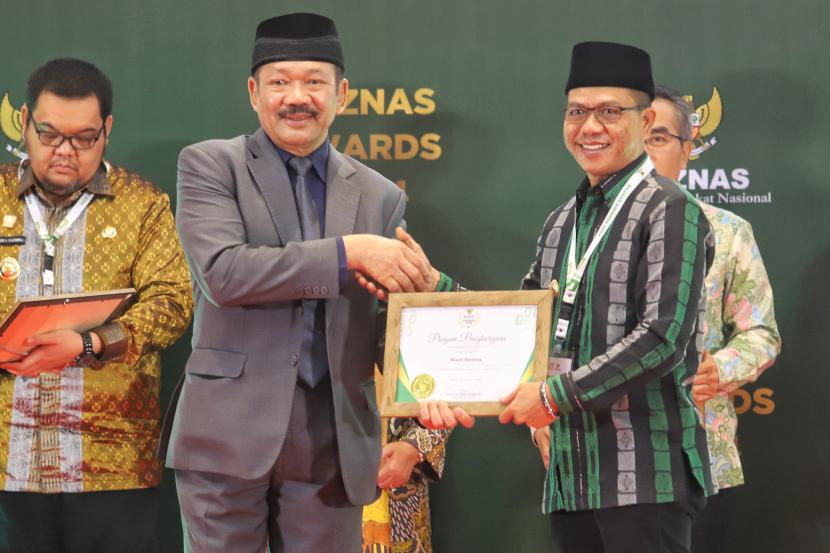Bupati Bandung Dadang Supriatna meraih penghargaan Baznas Award 2024 kategori Kepala Daerah Pendukung Pengelolaan Zakat Terbaik di Indonesia.