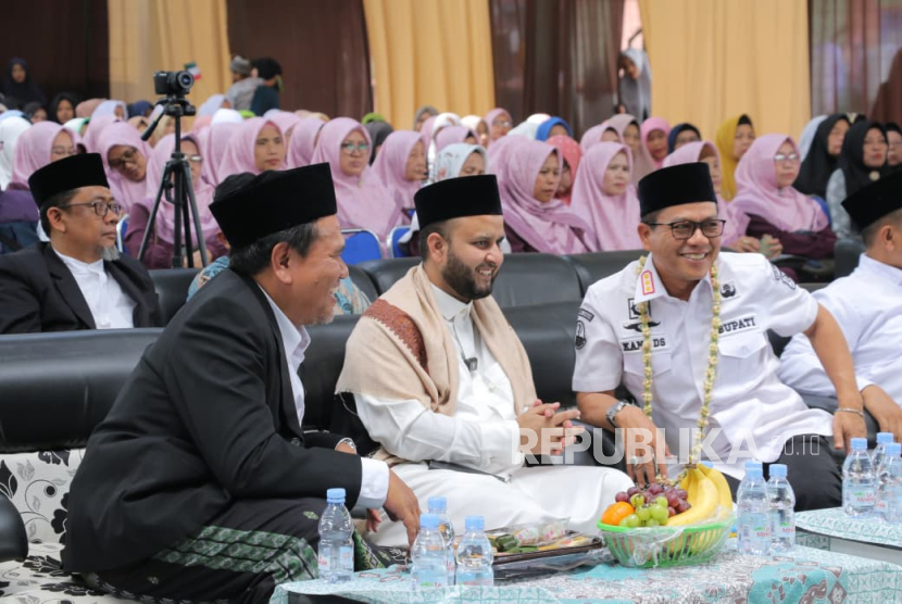 Bupati Bandung, Dadang Supriatna meresmikan Masjid Pondok Pesantren (Ponpes) Wasilatul Huda di Kecamatan Cicalengka, Rabu (15/10/2025).