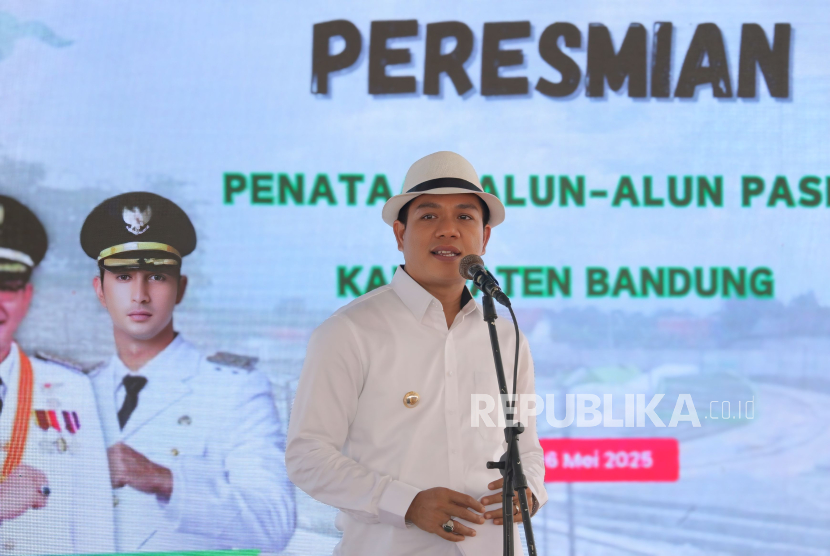Bupati Bandung, Dadang Supriatna meresmikan pembangunan Alun-alun Paseh, Selasa (6/5/2025).