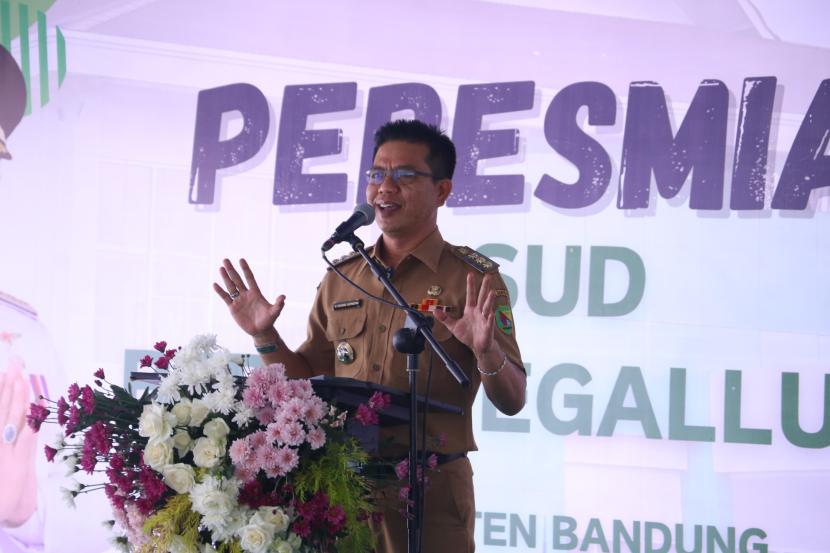 Bupati Bandung Dadang Supriatna, pada Senin (12/2/2024), meresmikan enam fasilitas umum.