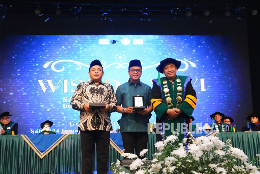 Bupati Bandung Dadang Supriatna saat membuka Sidang Senat Terbuka Wisuda ke-26 Institut Agama Islam (IAI) Persis Bandung Tahun Akademik 2024–2025, di Gedong Budaya Soreang, Sabtu (15/11/2025).