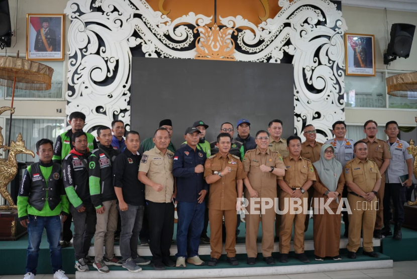 Bupati Bandung Dadang Supriatna saat menerima kunjungan silaturahim sekaligus audiensi Forum Komunitas Ojol Kabupaten Bandung, Selasa (7/10/2025) di Soreang. 