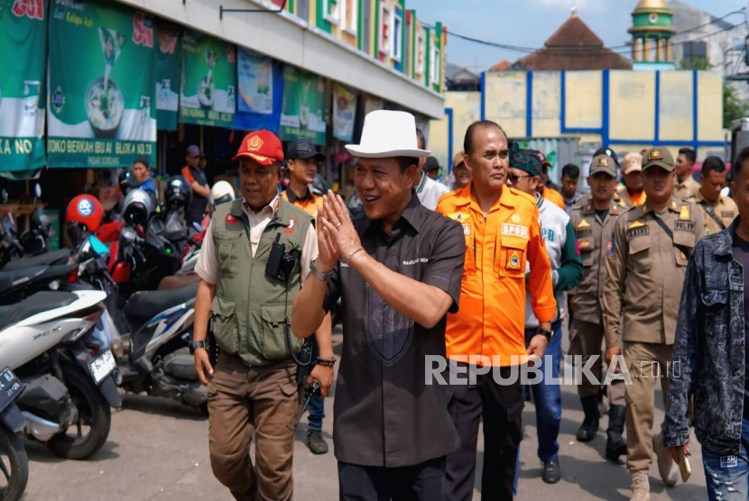 Bupati Bandung Dadang Supriatna, Sabtu (20/9/2025) melakukan monitoring bangunan yang terdampak angin kencang di Desa Soreang, Kecamatan Soreang. Di sisi lain, ia mengajak masyarakat meningkatkan kewaspadaan atas potensi bencana alam, menyusul pengumuman BMKG yang menyatakan Sesar Lembang kini dalam kondisi siaga satu. 
