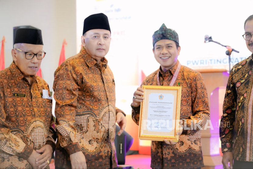 Dadang Supriatna Raih Tanda Kehormatan Wredatama Nugraha Utama dari PWRI