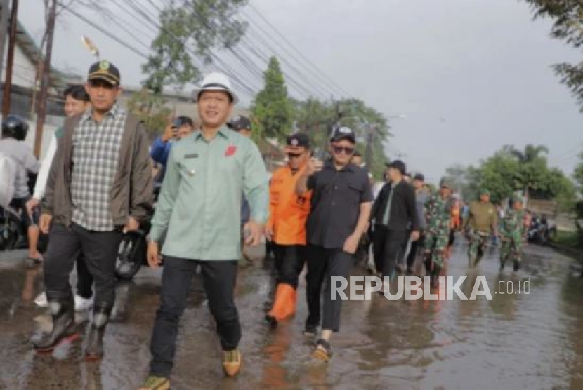 Bupati Bandung Dadang Supriatna meninjau titik banjir Cileuncang di Jalan Raya Laswi, Kampung Cidawolong.