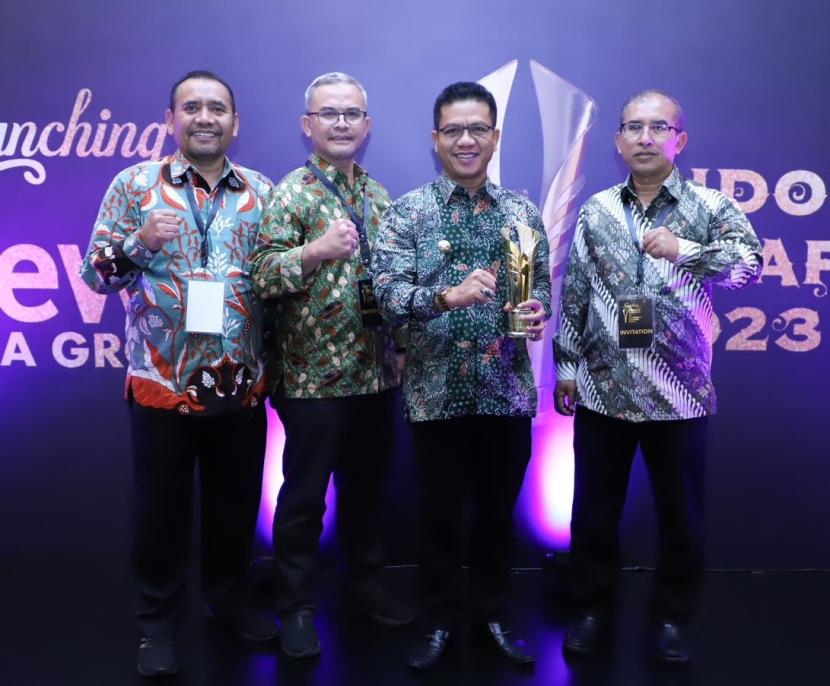 Bupati Bandung Dr H M Dadang Supriatna (kedua kanan) kembali meraih penghargaan dalam kategori Excellent Award for Strategic Initiative dalam ajang Indonesia Award 2023 di Jakarta, Kamis (31/8/2023) malam.