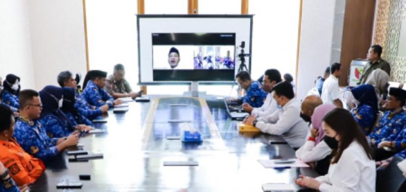Bupati Bandung Dr H M Dadang Supriatna menyampaikan sambutannya dalam Exit Meeting Pemeriksaan BPK RI secara hybrid melalui saluran Zoom Meeting, Senin (17/4/2023).    