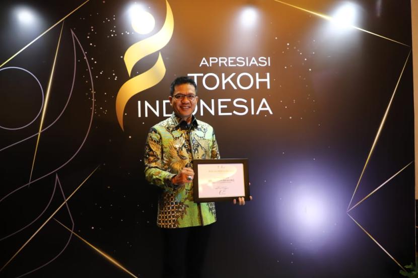 Bupati Bandung Dr H M Dadang Supriatna meraih penghargaan sebagai tokoh nasional pendorong ekonomi kerakyatan terbaik pada ajang ‘Apresiasi Tokoh Indonesia’ di Ritz Carlton Hotel, Jakarta, Selasa (29/8/2023) malam