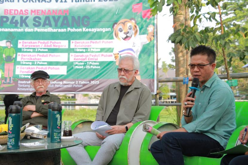 Bupati Bandung Dr HM Dadang Supriatna (kanan) bersama Musisi Iwan Fals (tengah) dalam diskusi lingkungan, yang di antaranya membahas penanaman pohon Gep4k Sayang (gerakan peduli penanaman dan pemeliharaan pohon kesayangan) di Kawasan Stadion Si Jalak Harupat, Kabupaten Bandung, Sabtu (1/7/2023).  . 