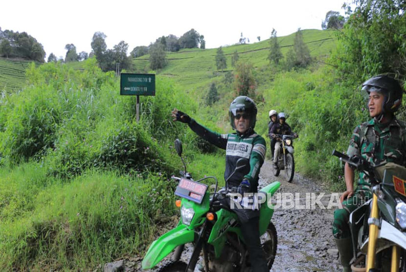 Bupati Bandung Dr HM Dadang Supriatna meninjau Jalan Kendeng-Dewata-Londok di Desa Sugihmukti, Kecamatan Pasirjambu, Kabupaten Bandung, yang menjadi penghubung ke Kabupaten Cianjur, Sabtu (8/2/2025). Kang DS, panggilan akrab Dadang Supriatna, berjanji akan menuntaskan seluruh jalan rusak di daerahnya paling lambat tahun 2027.