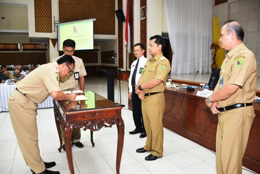   Bupati Bandung H Dadang M Naser (kedua dari kanan) menyaksikan sejumlah pejabat Pemkab Bandung menandatangani Pakta Integritas di Gedung Moh. Toha, Komplek Pemerintahan Kabupaten Bandung, Selasa (5/4). 