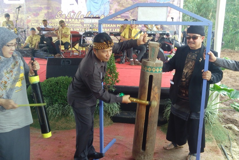Bupati Bandung H Dadang M Naser memukul pentungan tanda dimulai acara sosialisasi PON XIX 2016 dan Gerakan Sabilulungan di Desa Cibiru Wetan, Kecamatan Cileunyi, Kabupaten Bandung, Senin (30/5).