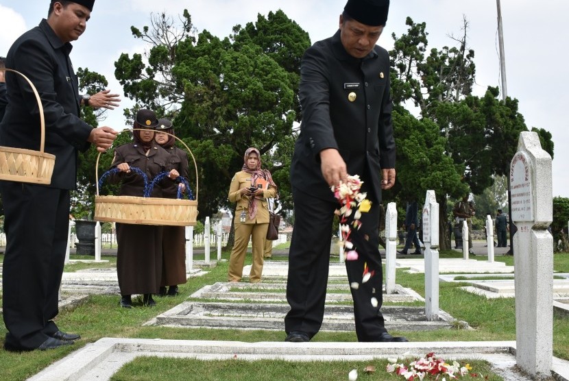 Bupati Bandung H Dadang M Naser menabur bunga di atas makam para mantan bupati Bandung dalam rangkaian peringatan Hari Jadi Kabupaten Bandung ke-375, Selasa (12/4).