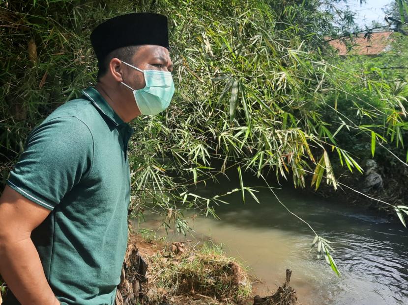 Bupati Bandung H Dadang Supriatna saat meninjau sejumlah anak Sungai Citarum yang hendak dinormaliasi, belum lama ini. 