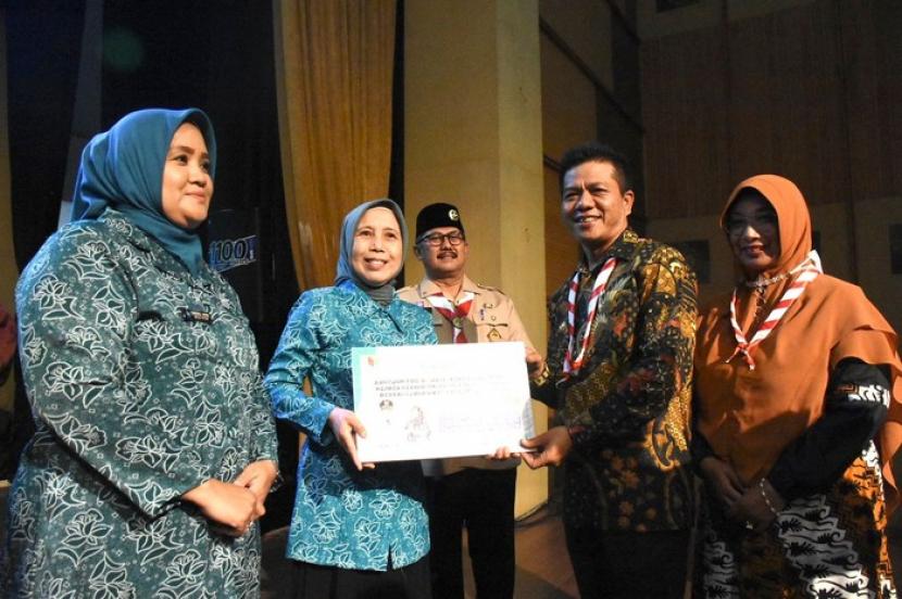 Bupati Bandung HM Dadang Supriatna meluncurkan program bantuan bahan pokok untuk puluhan ribu masyarakat Kabupaten Bandung di Gedung Budaya Soreang, Kabupaten Bandung, Rabu (14/12/2022).