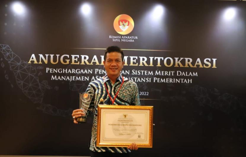 Bupati Bandung HM Dadang Supriatna menerima Anugerah Meritokrasi 2022 dari Komisi Aparatur Sipil Negara (KASN) di Hotel Grand Sahid Jaya, Jakarta,  Kamis (8/12). 