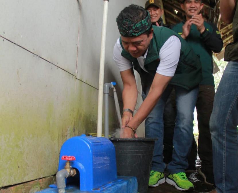  Bupati Bandung HM Dadang Supriatna mengecek keberhasilan program pembangunan sistem penyediaan air minum (spam) dalam ajang peluncuran SPAM di Desa Cibeureum dan Cikembang, Kecamatan Kertasari, Kabupaten Bandung, Ahad (27/11/2022).