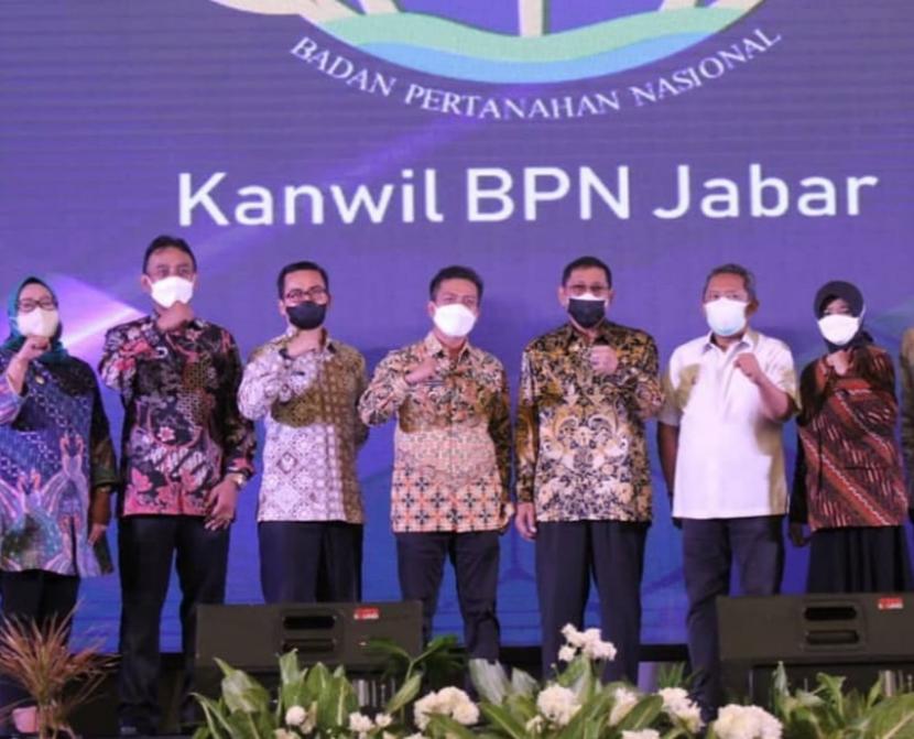 Bupati Bandung HM Dadang Supriatna (tengah) dalam Rakor BPN Provinsi Jabar di Hotel Pullman, Kota Bandung, Rabu (1/9).