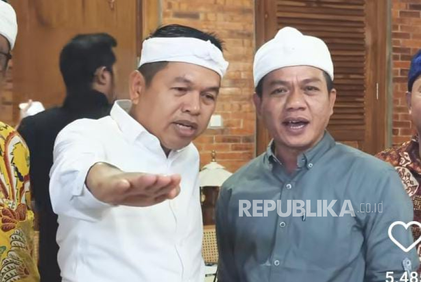 Bupati Bandung Kang Dadang Supriatna (Kanan) tengah berdiskusi dengan Gubernur Jabar Kang Dedi Mulyadi, belum lama ini. 