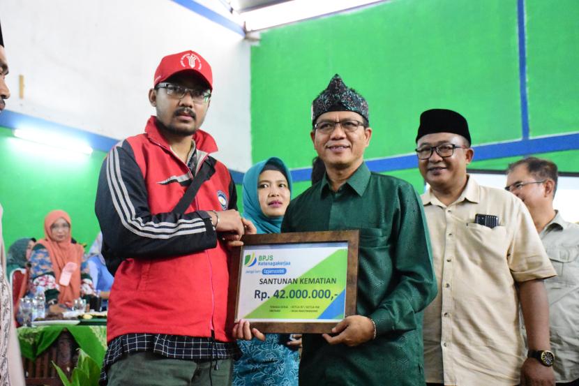 Bupati Bandung saat  melaksanakan program Bunga Desa di Desa Pakutandang Kecamatan Ciparay Kabupaten Bandung, Sabtu (20/1/2024). 