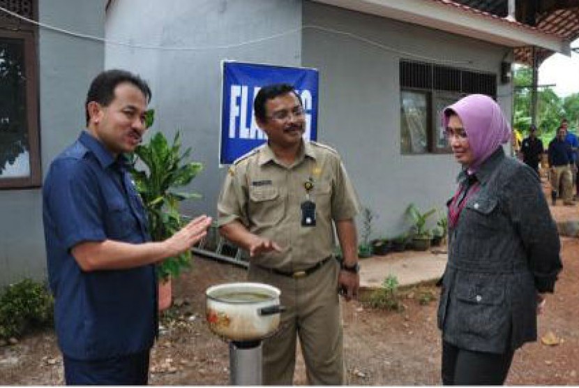 Bupati Banjar Khairul Saleh (kiri) saat demo penggunaan gas untuk rumah tangga dari pengelolaan sampah.