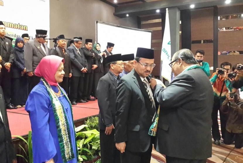 Bupati Banjar Sultan H Khairul Saleh dilantik sebagai Ketua ICMI Orwil Kalimantan Selatan oleh Ketua Presidium ICMI Pusat, Sugiharto, di Banjarbaru, Kalsel, Sabtu (17/1).