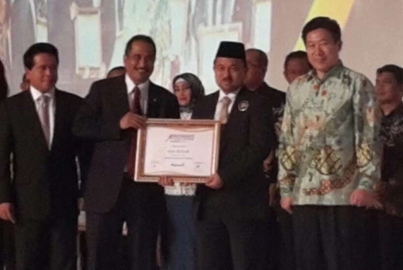 Bupati Banjar, Sultan H Khairul Saleh (kedua dari kanan) menerima Indonesia Attractiveness Award 2015.