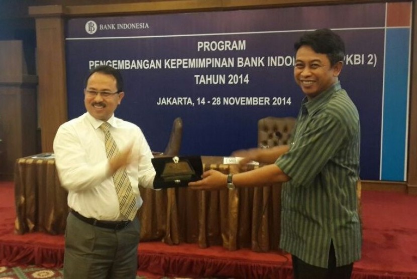Bupati Banjar Sultan H Khairul Saleh (kiri) menerima cenderamata dari perwakilan Bank Indonesia usai memaparkan kunci sukses membangun daerah pada Program Pengembangan Kepemimpinan Bank Indonesia II 2014.