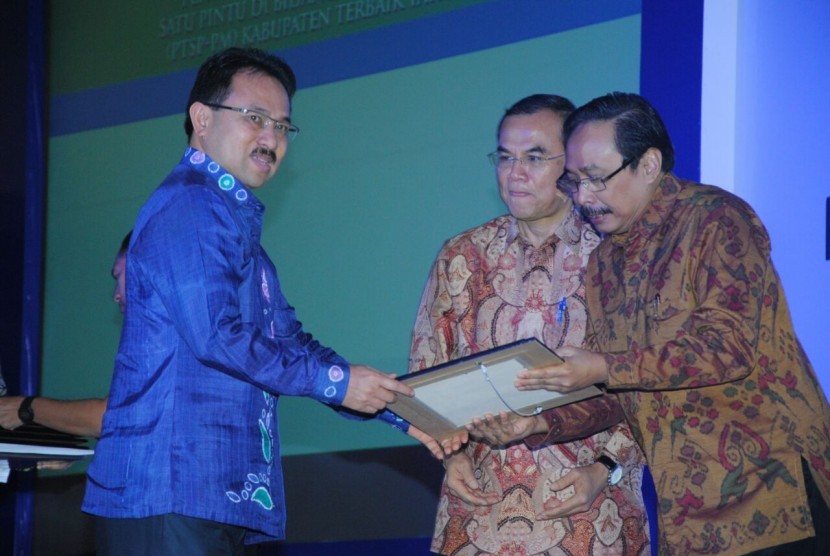 Bupati Banjar, Sultan H Khairul Saleh (kiri) menerima Invesment Award 2014 dari Badan Koordinasi Penanaman Modal (BKPM).