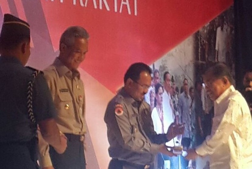 Bupati Banjar Sultan H Khairul Saleh menerima anugerah ADITANGGUH dari Wakil Presiden Jusuf Kalla di Jakarta, Selasa (10/3).