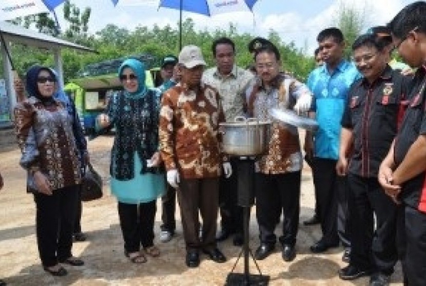 Bupati Banjar, Sultan H Khairul Saleh sedang memperlihatkan hasil pengelolaan sampah menjadi energi kepada Menristek Gusti Muhammad Hatta