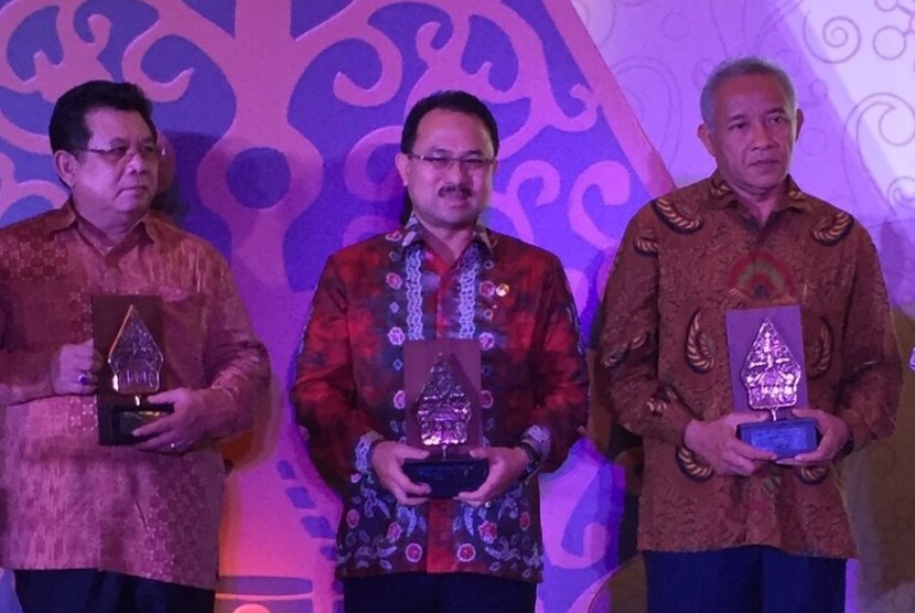 Bupati Banjar Sultan H Khairul Saleh (tengah) menerima Penghargaan Sindo Weekly Government Award 2015, Kamis (19/3) malam.