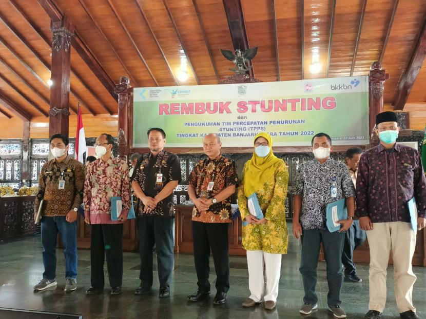Bupati Banjarnegara Tri Harso Widirahmanto (nomor 3 dari kiri) bersama penerima surat kerja sama penanganan stunting, salah satunya dari UMP Dr Agus Mulyadi.