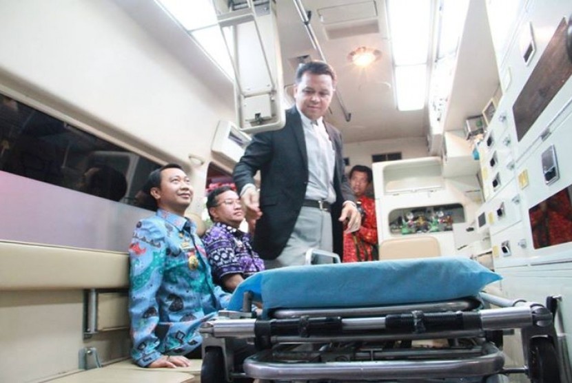 Bupati Bantaeng Nurdin Abdullah menunjukkan fasilitas yang ada di ambulans milik Brigade Siaga Bencana