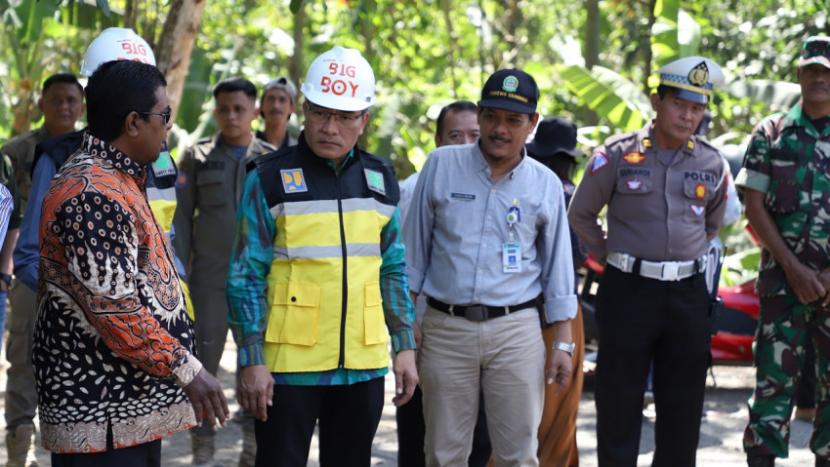 Bupati Bantul, Abdul Halim Muslih meninjau langsung pengaspalan jalan Srandakan – Mangiran di Bendo, Trimurti, Srandakan, Bantul, Jumat (11/8/2023).