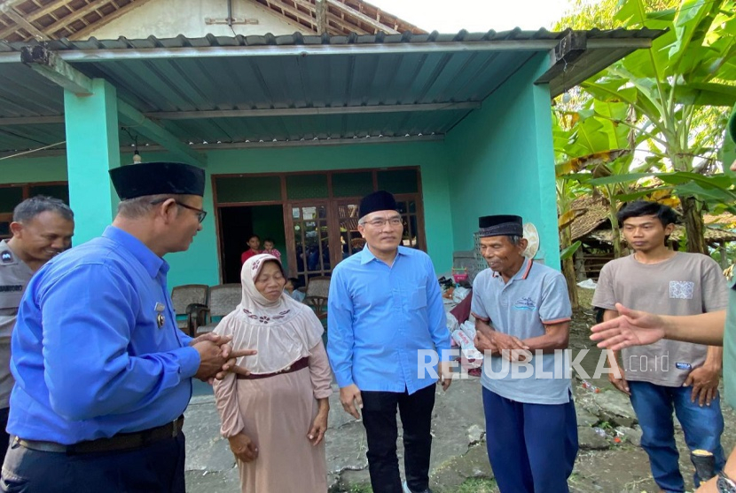 Bupati Bantul, Abdul Halim Muslih saat mendatangi kediaman Mbah Tupon di Dusun Ngentak RT 04, Desa Bangunjiwo, Kecamatan Kasihan.