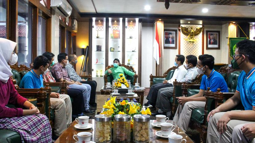 Bupati Bantul Abdul Halim Muslih (tengah) saat menerima kunjungan para peserta didik SMA Kesatuan Bangsa yang berhasil menjadi awardee Beasiswa Indonesia Maju yang diselenggarakan oleh Kementerian Pendidikan, Kebudayaan, Riset dan Teknologi.  