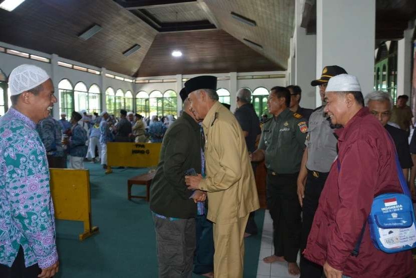 Bupati Bantul, Suharsono, menerima kedatangan jamaah haji 22 SOC Kabupaten Bantul di Pendopo Manggala Parasamya, Selasa (4/9).
